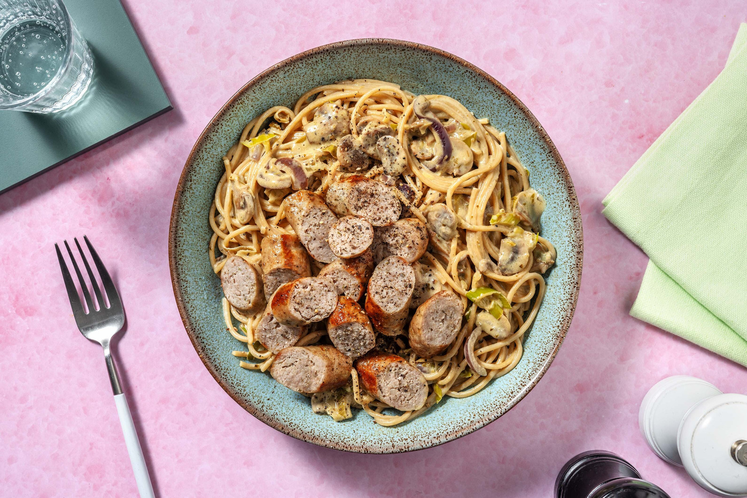 Spaghetti met gekruide kipworst en pesto-roomsaus