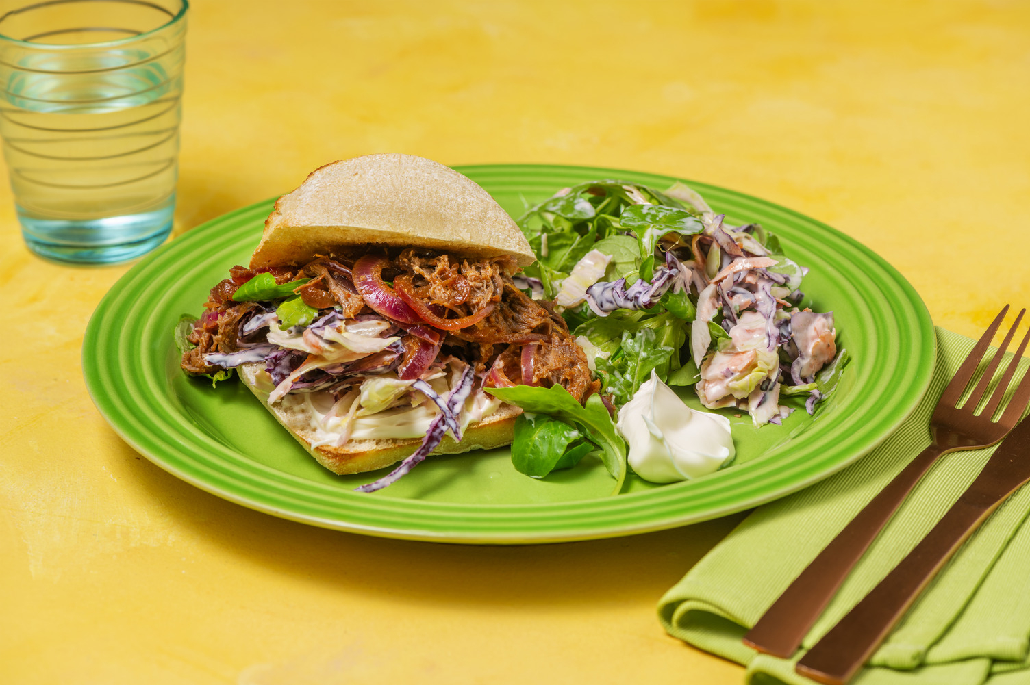Sando au poulet BBQ effiloché, aïoli & salade