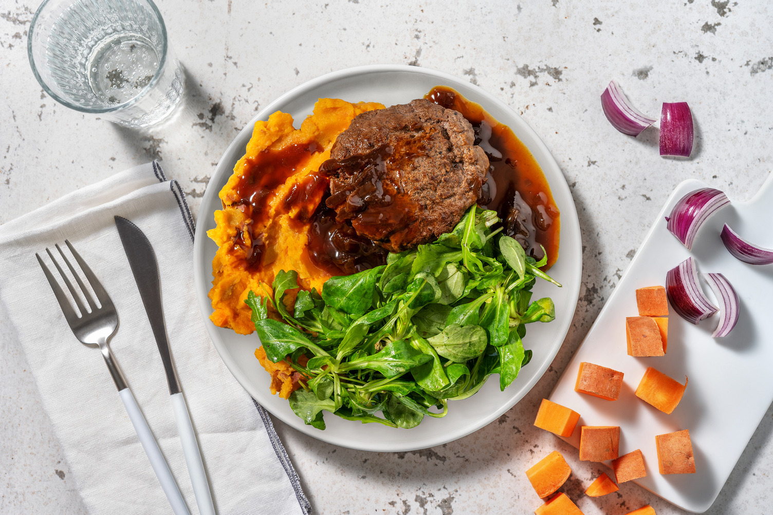 Burger de sanglier et jus au chutney d'oignon piquant