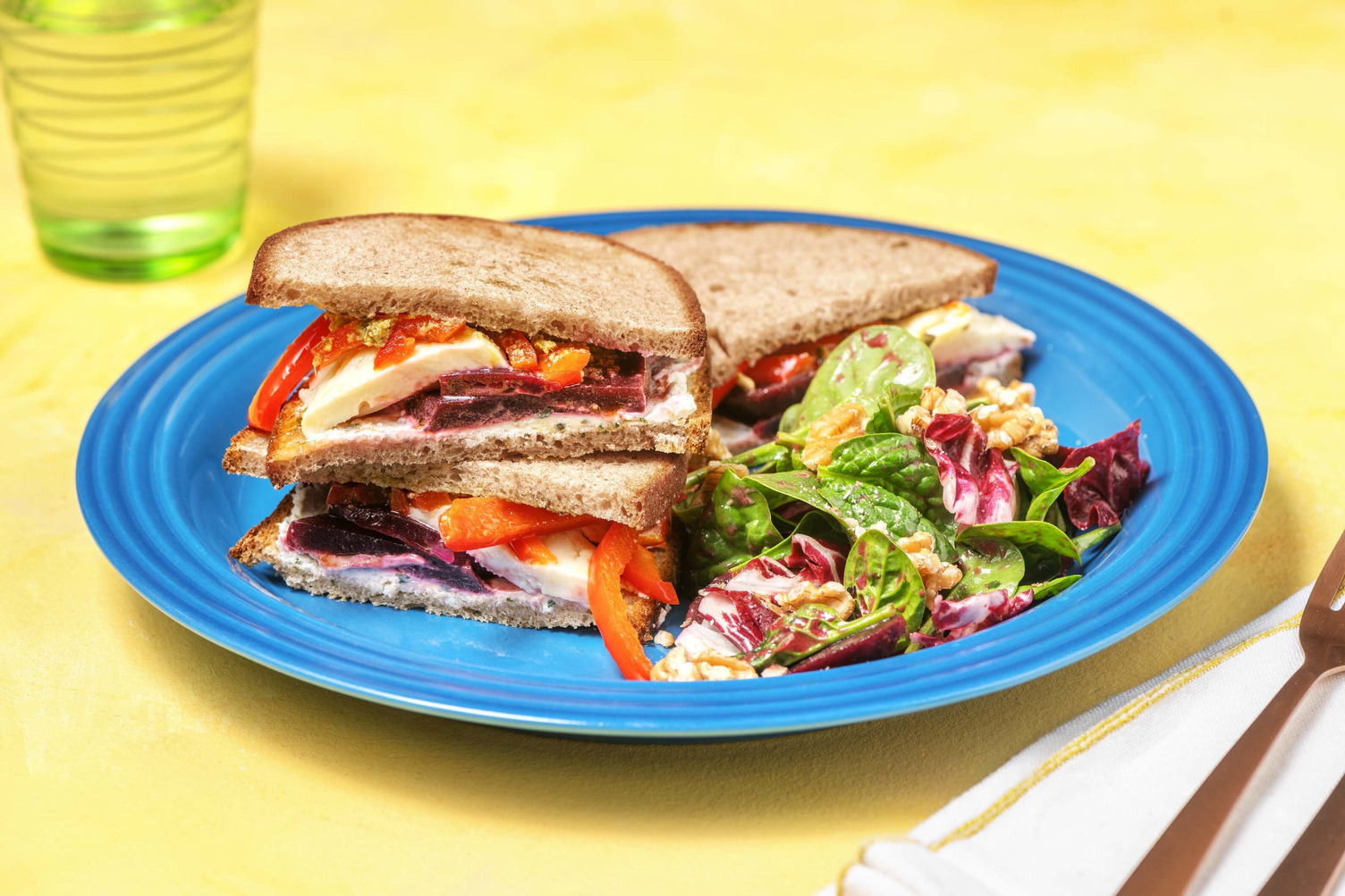 Sandwich à la betterave, mozzarella & pesto