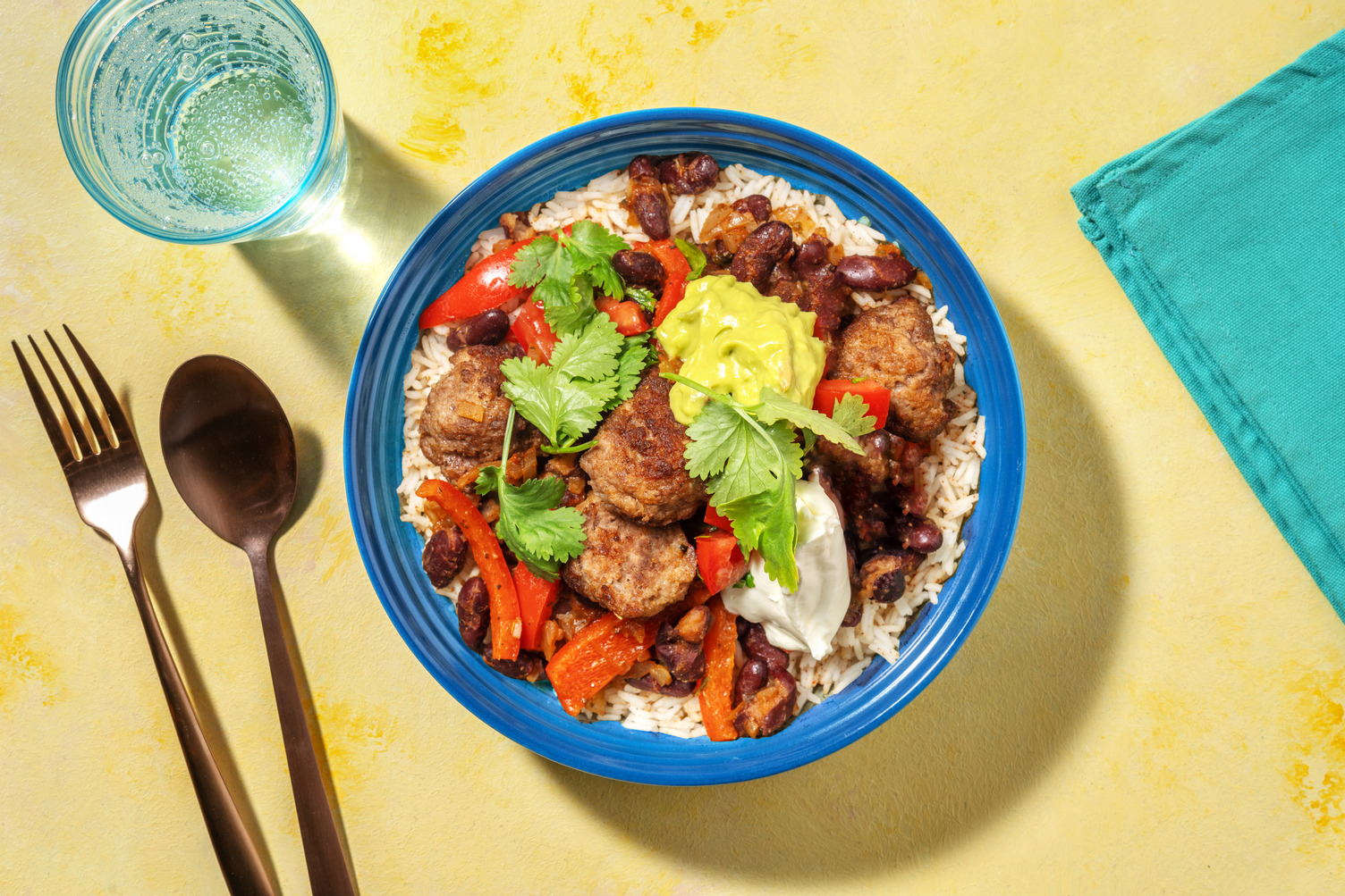 Burritobowl met gehaktballetjes, guacamole en salsa