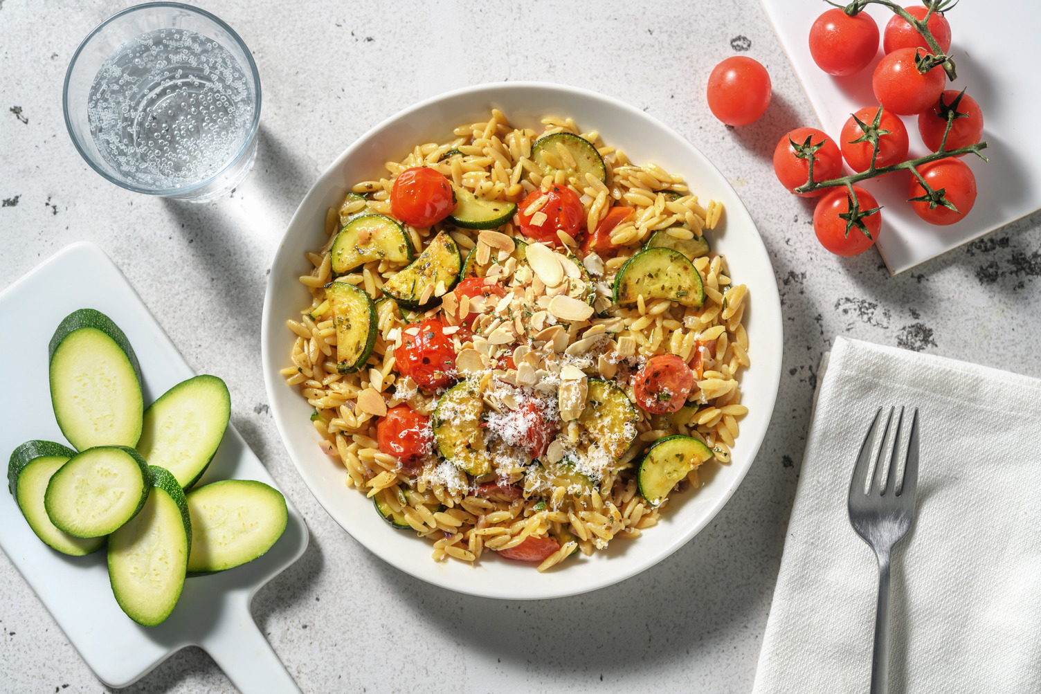 Orzo à la courgette et aux mini-tomates roma