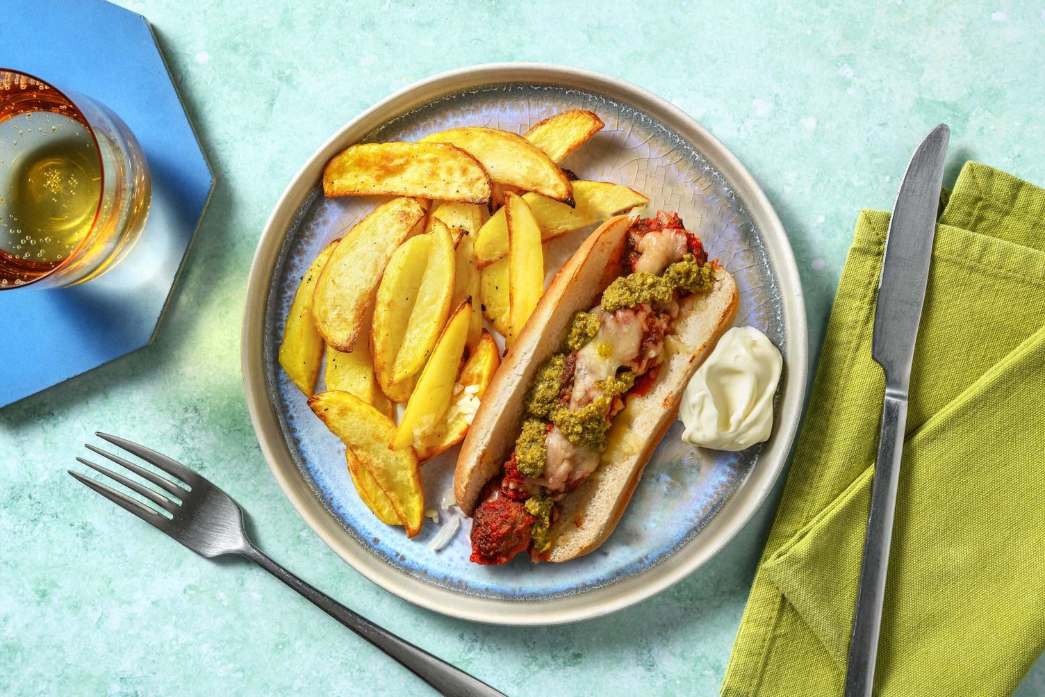Broodje gehaktballen met tomatensaus