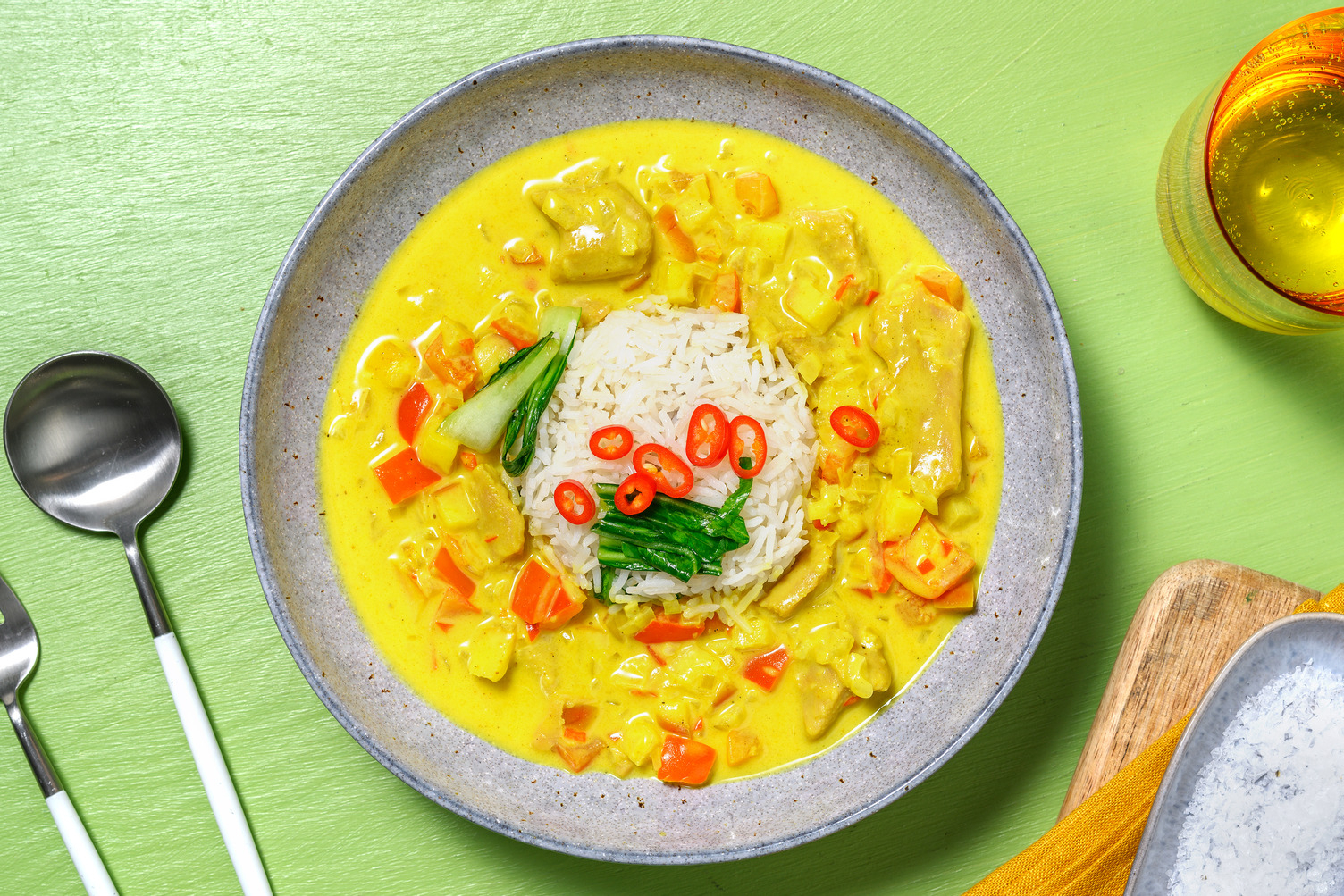 Curry met plantaardige kipstukjes en paksoi
