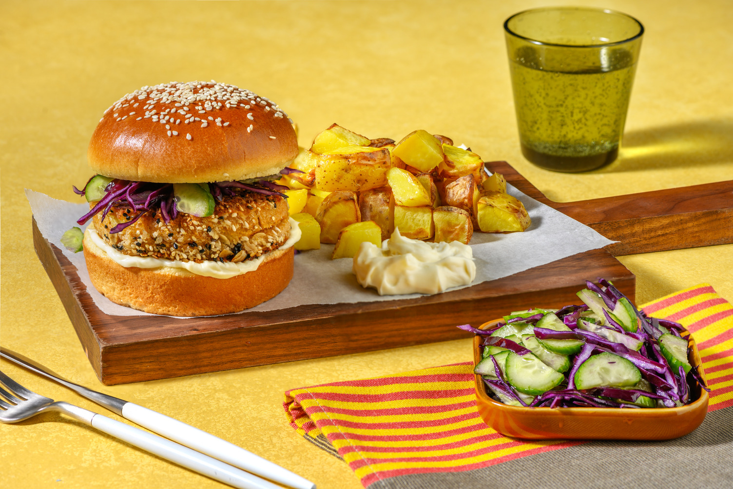 Burger de poisson croustillant, slaw au concombre