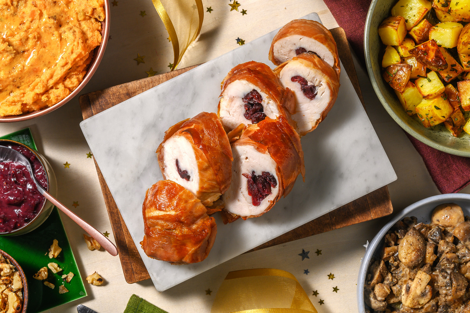 Feestelijke kalkoenrollade met serranoham en cranberrysaus