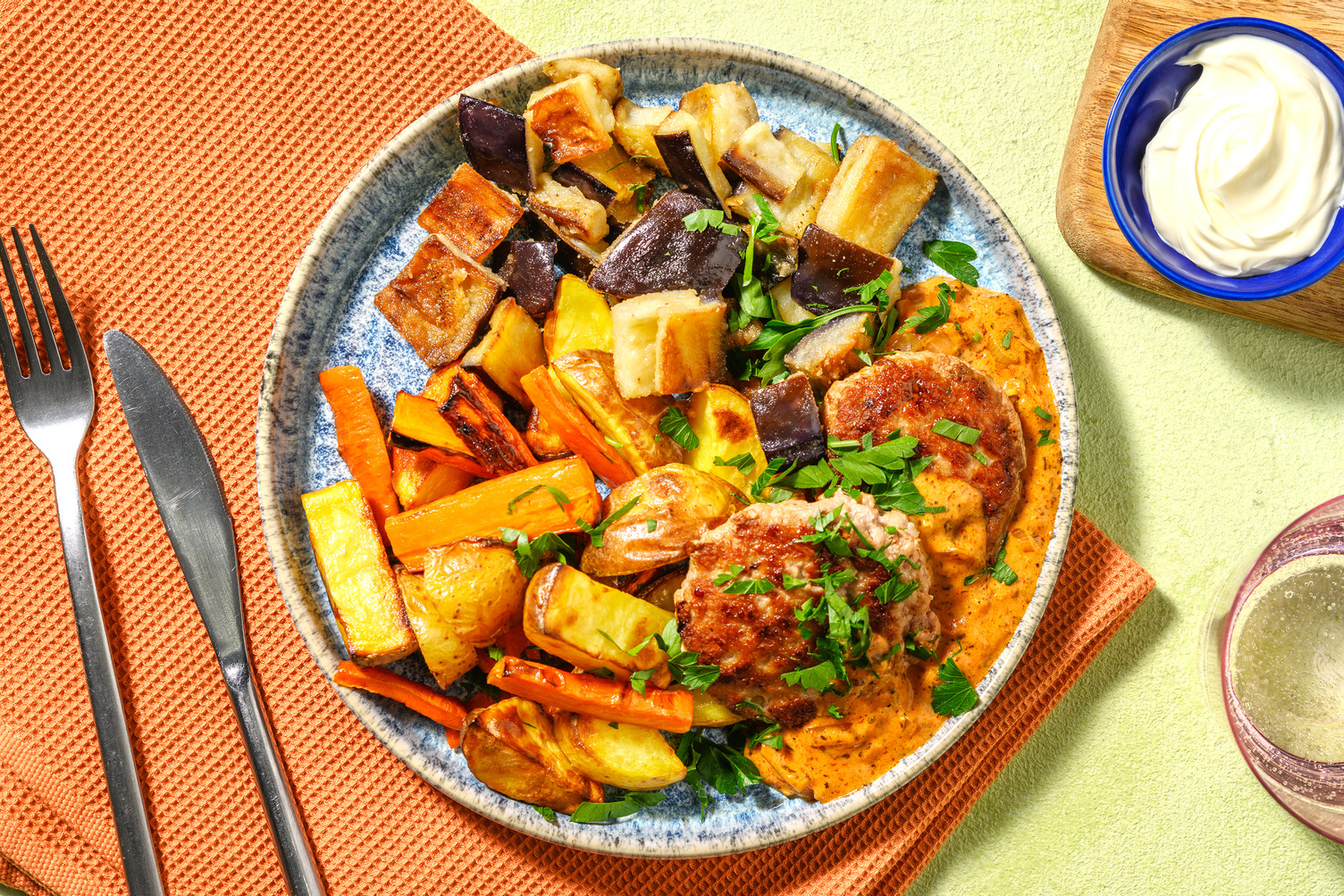 Kleine hamburgers met tapenade-roomsaus