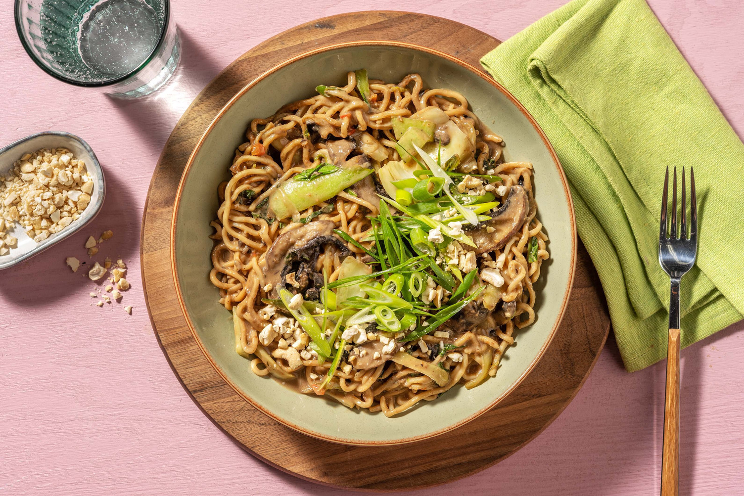 Wok de nouilles sautées sauce cacahuètes