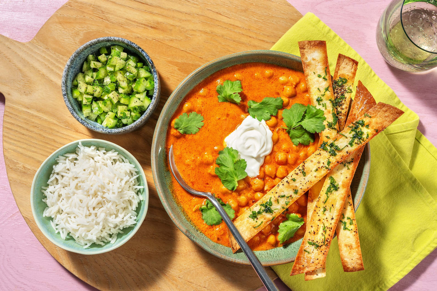 Tikka masala på kikärtor med strimlad kycklingbröstfilé
