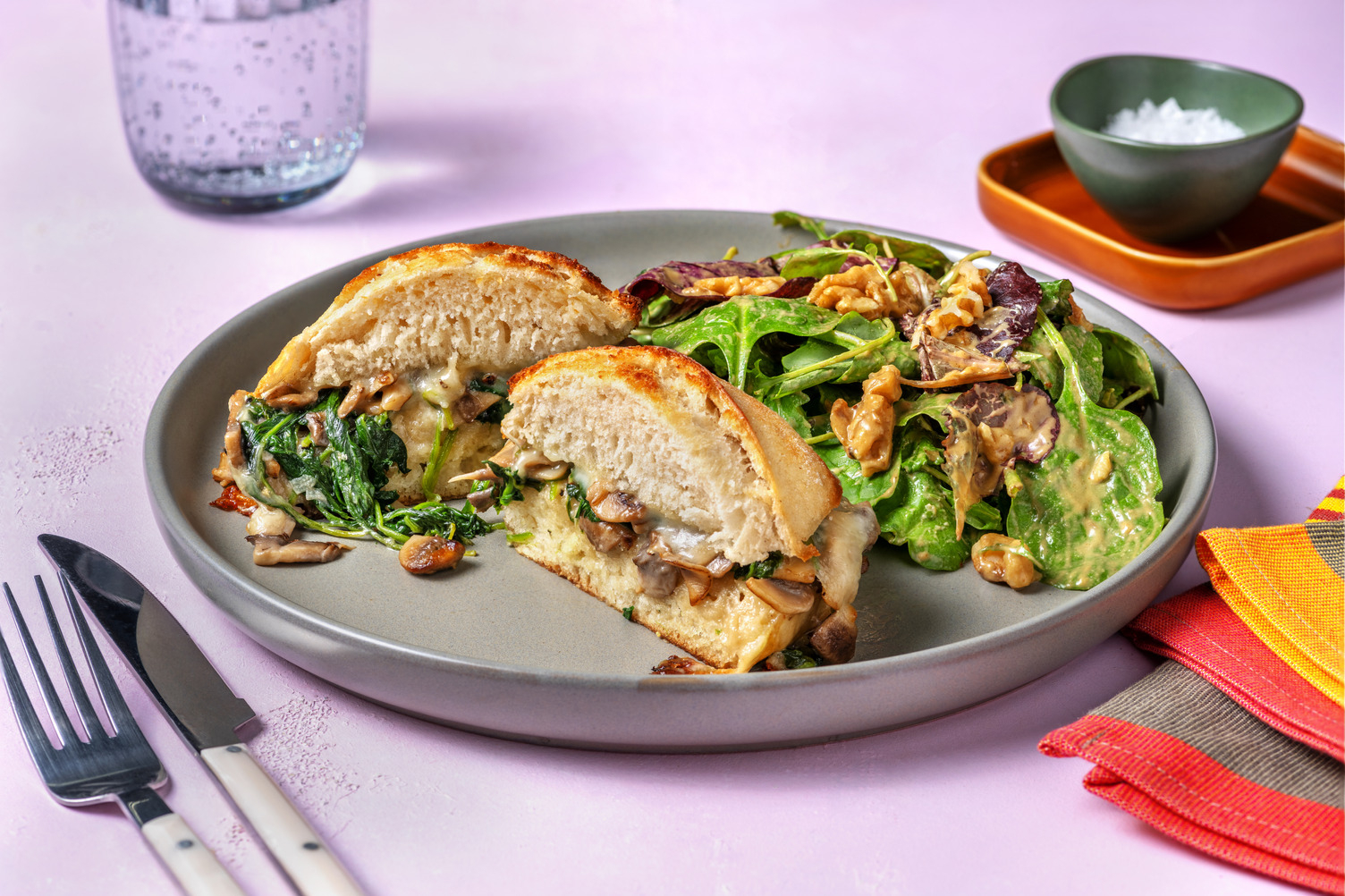 Chapata rellena de espinacas y champiñones