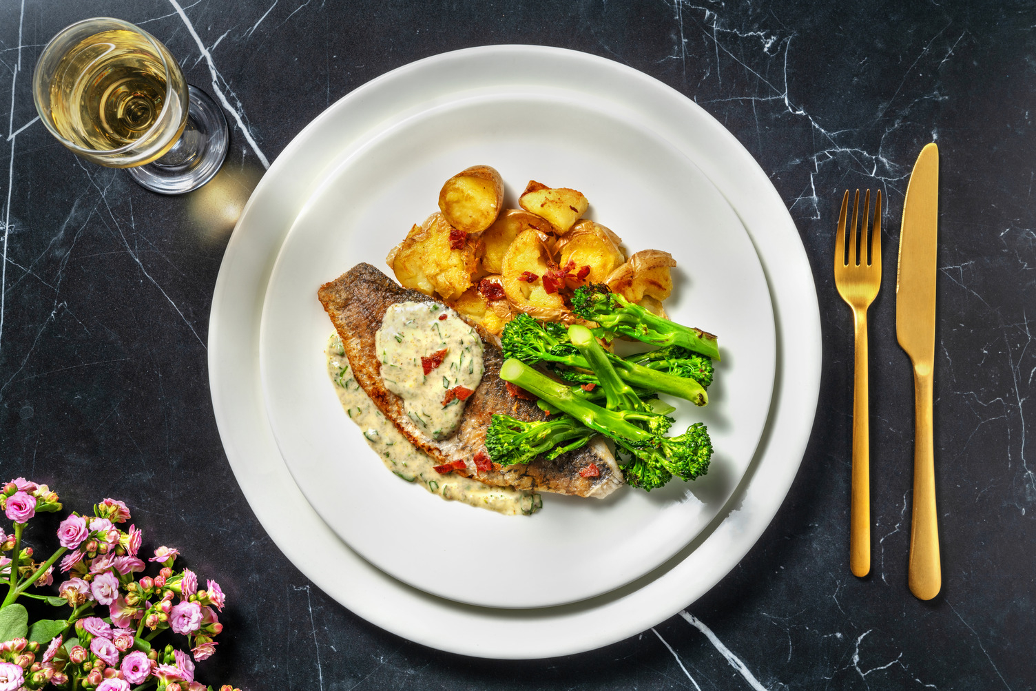 Dorada con salsa cremosa de estragón y bacon