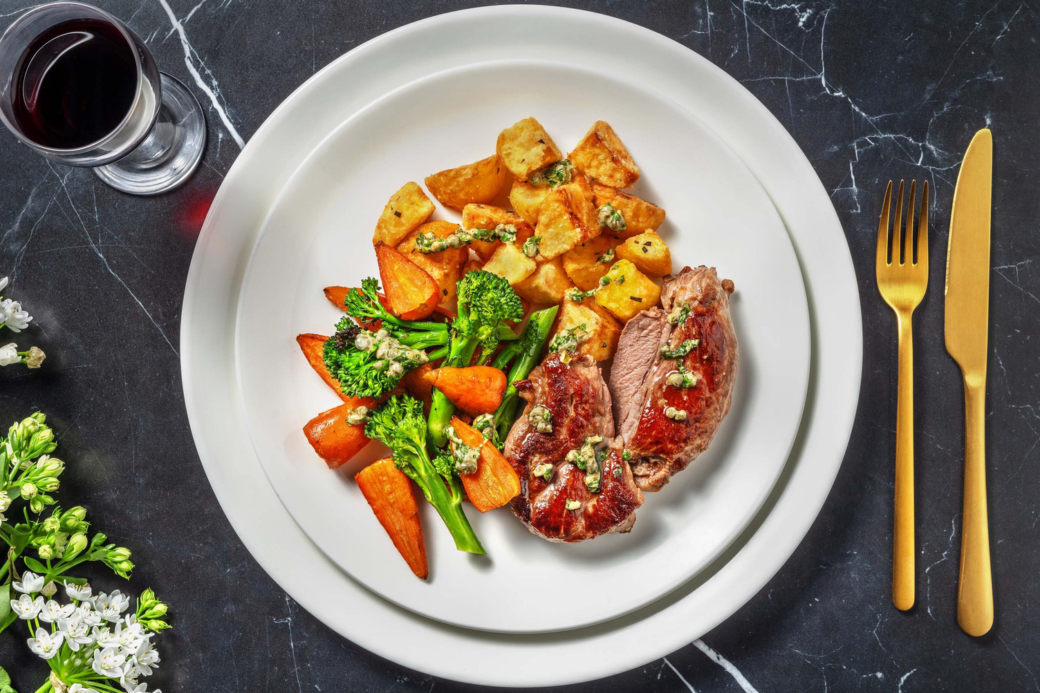 Bio-Rindersteak mit Salsa Verde und Honig-Karotten