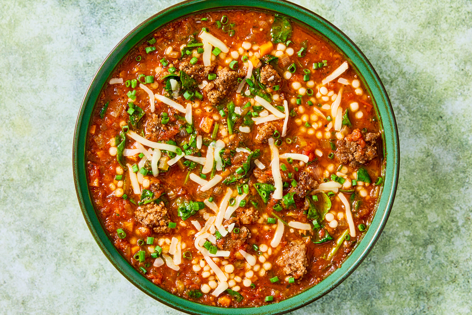 Soupe au Impossible® galettes de burger et aux légumes avec fromage