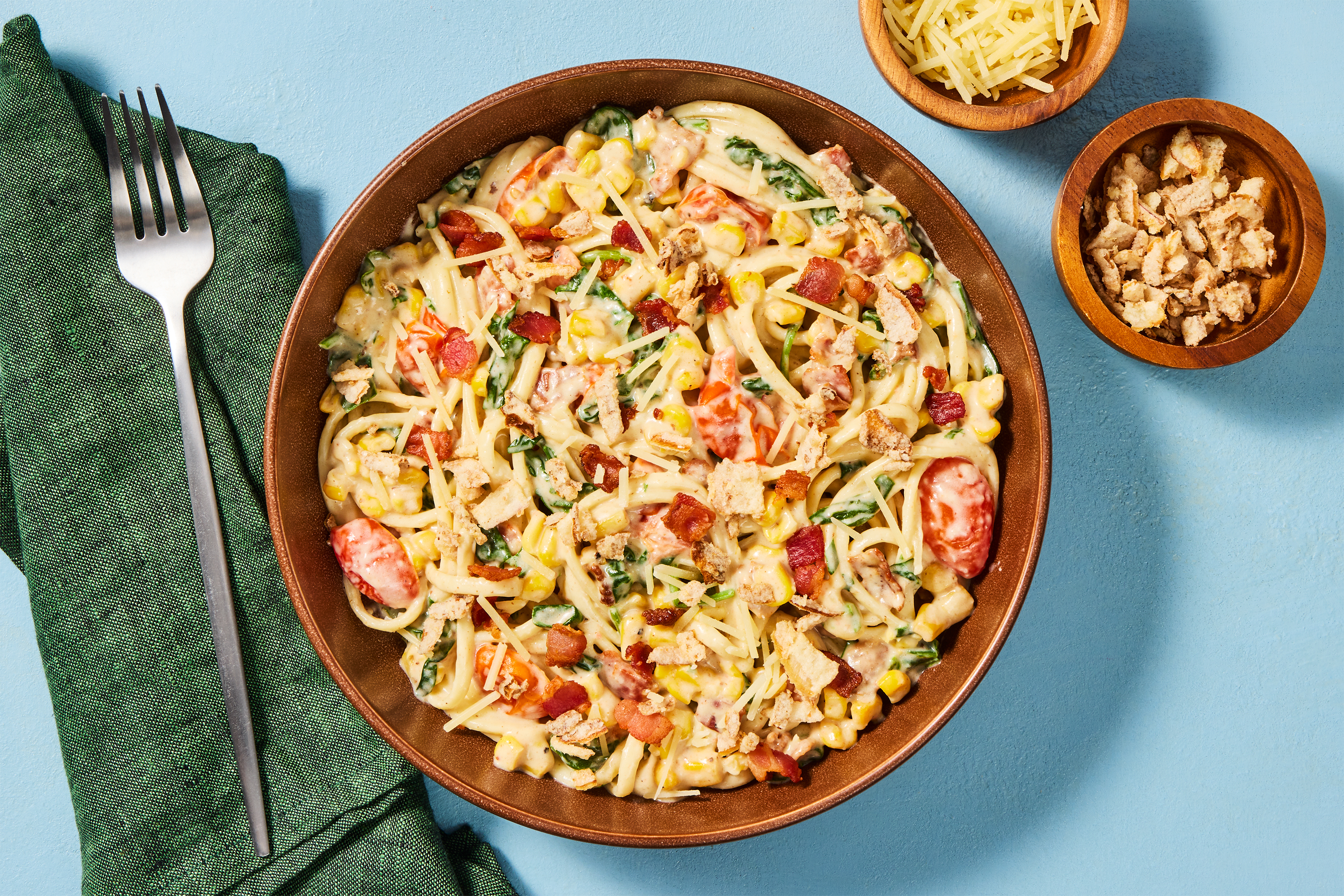 Linguines fraîches au poulet et au bacon dans une sauce rosée