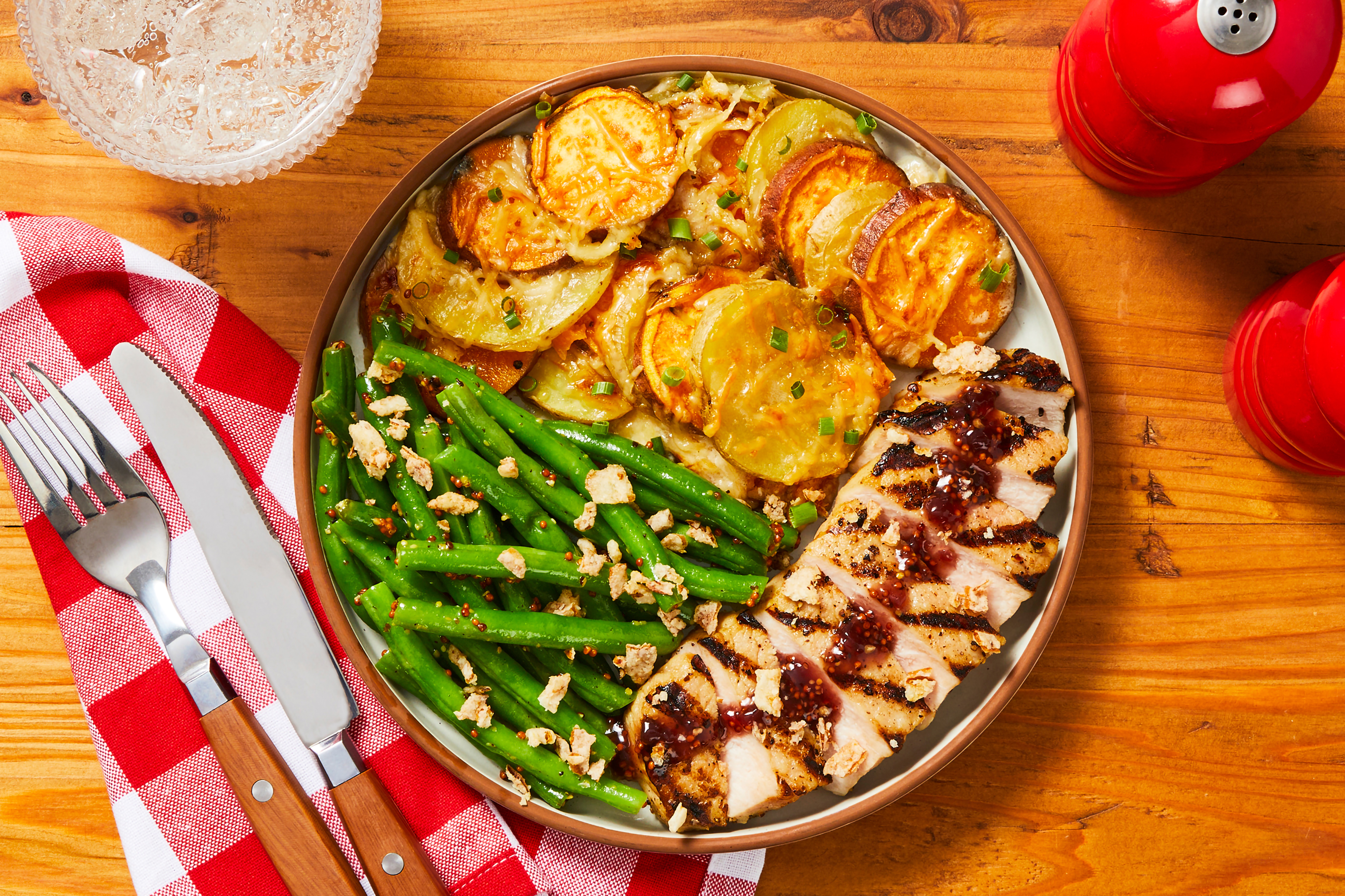 Côtelettes de porc grillées et sauce aux bleuets et à la moutarde