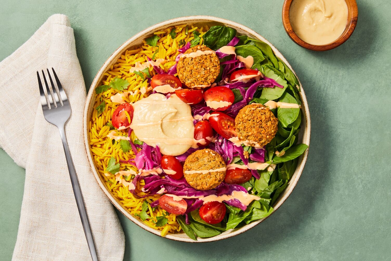 Bols de falafels et de riz au curcuma