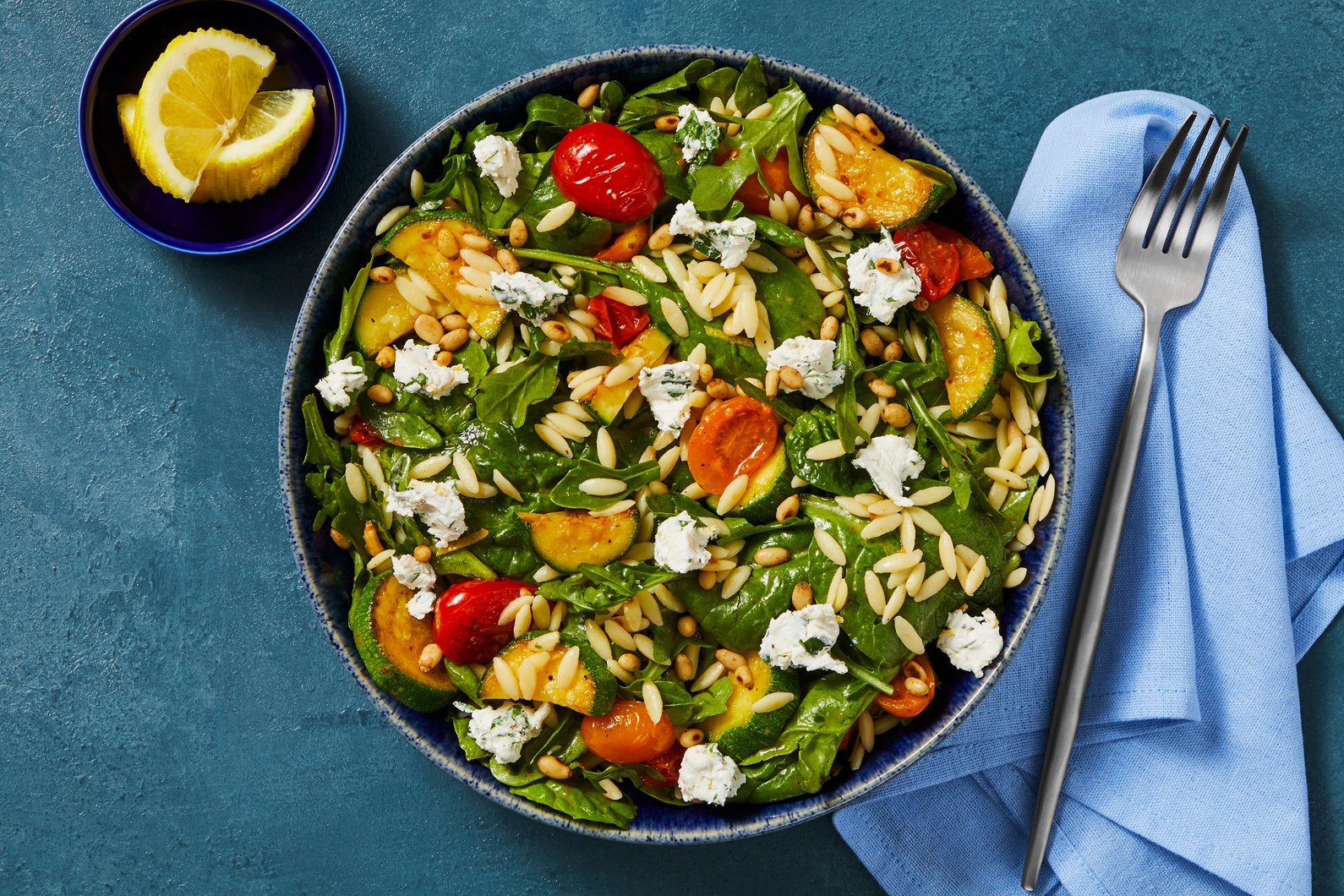 Salade d'orzos et de légumes et fromage de chèvre aux herbes 