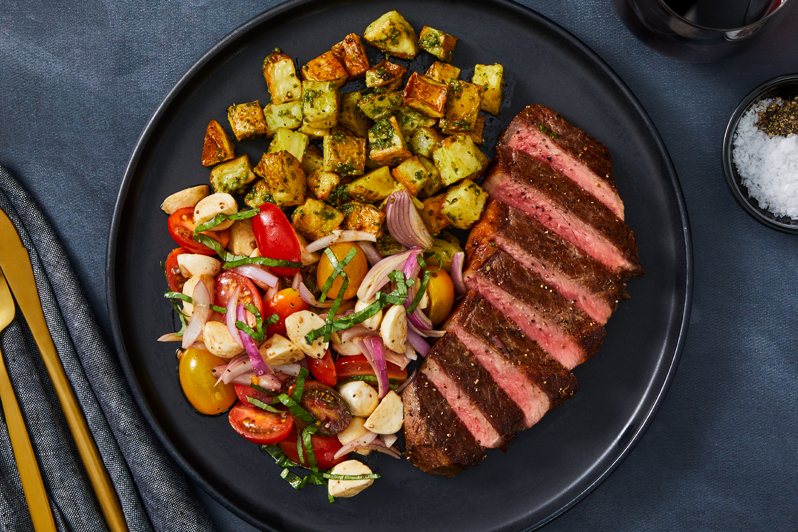 Double contre-filet de bœuf et salade aux tomates anciennes et aux bocconcinis