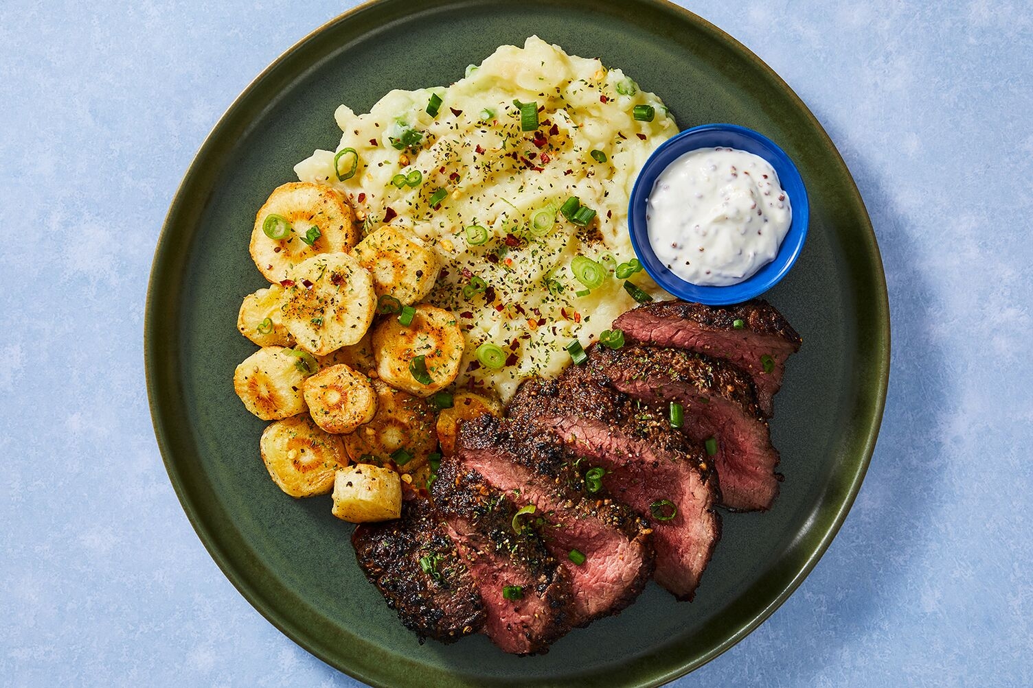 Steaks aux épices de Montréal et purée de pommes de terre à l'ail