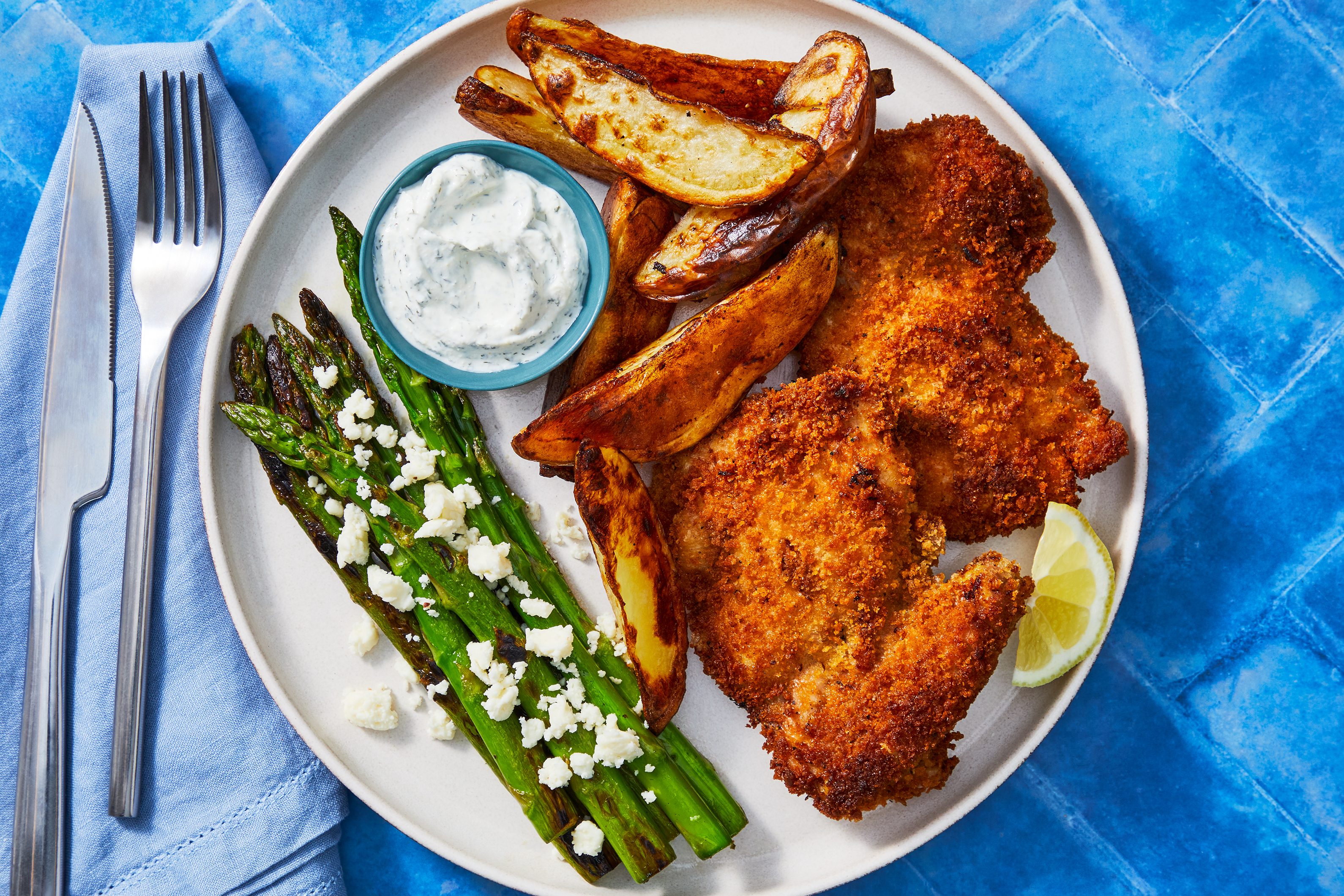 Poitrines de poulet en croûte de chapelure panko au citron et asperges