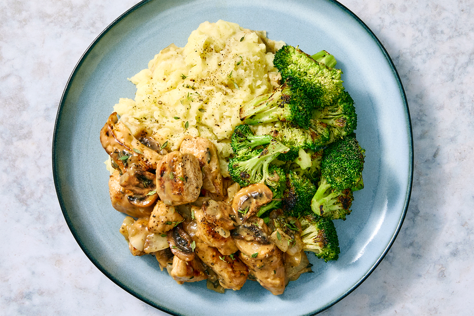 Poitrine de poulet en dés et champignons braisés