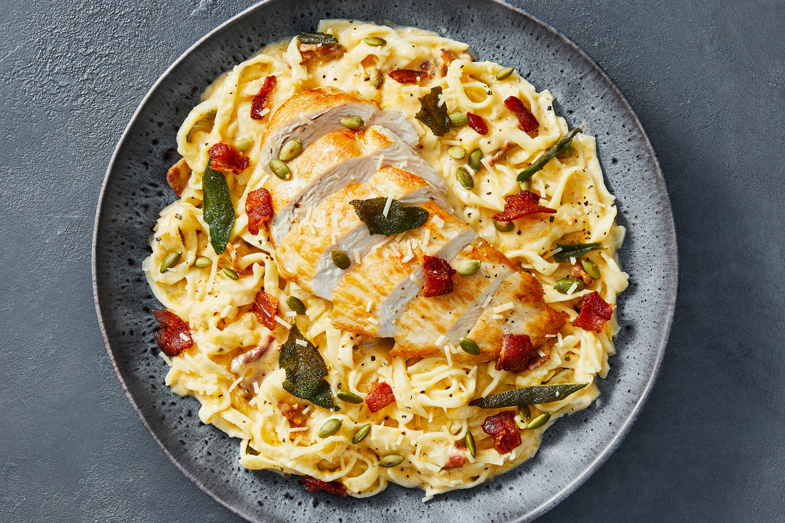 Linguines fraîches crémeuses aux poitrines de poulet bio et au bacon