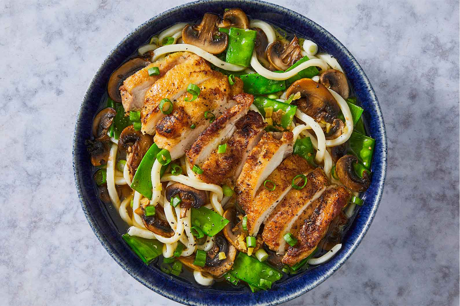 Soupe udon au poulet et bouillon miso aux arachides