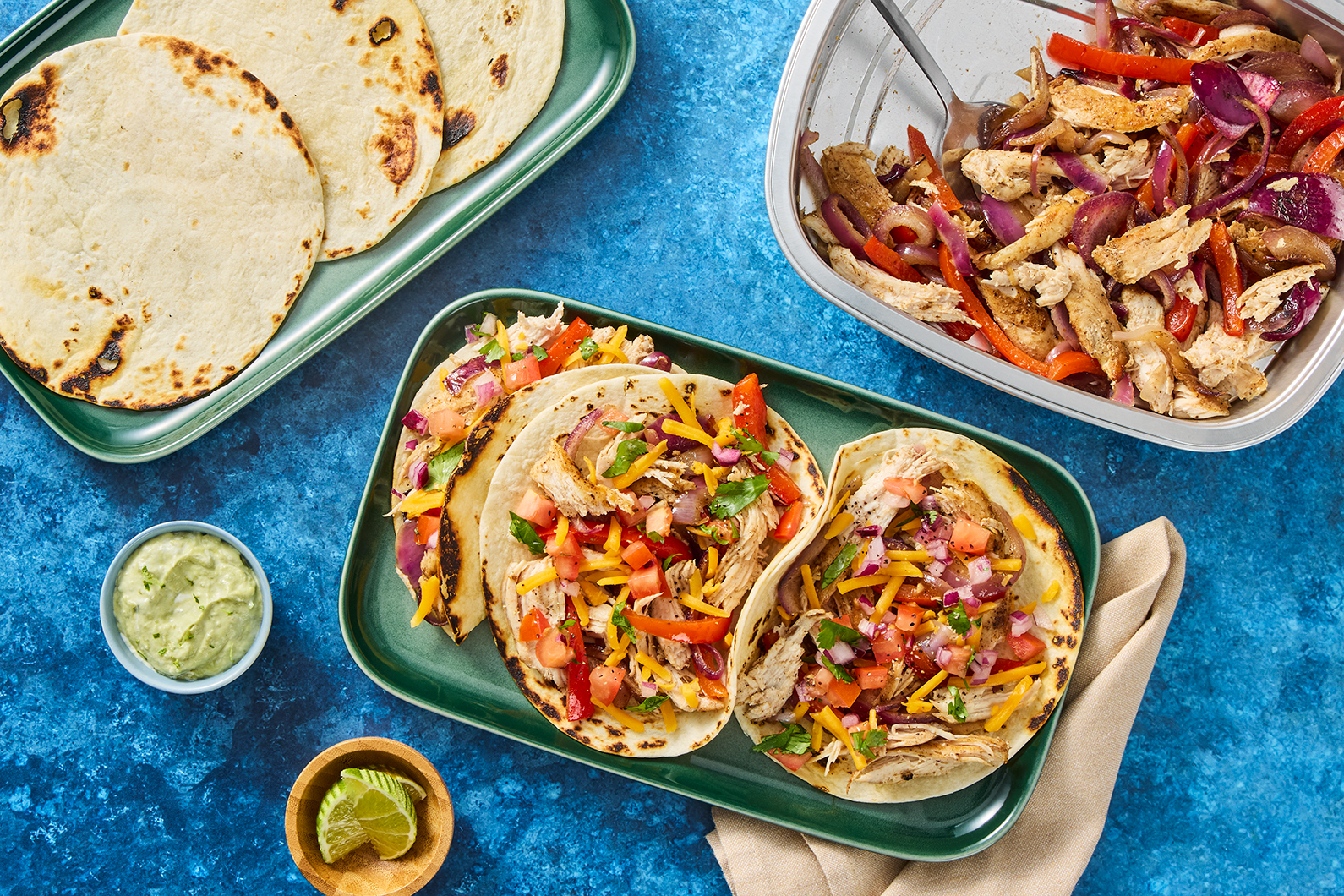 Fajitas de poulet au chili et au cumin avec crème à l’avocat et pico de gallo maison