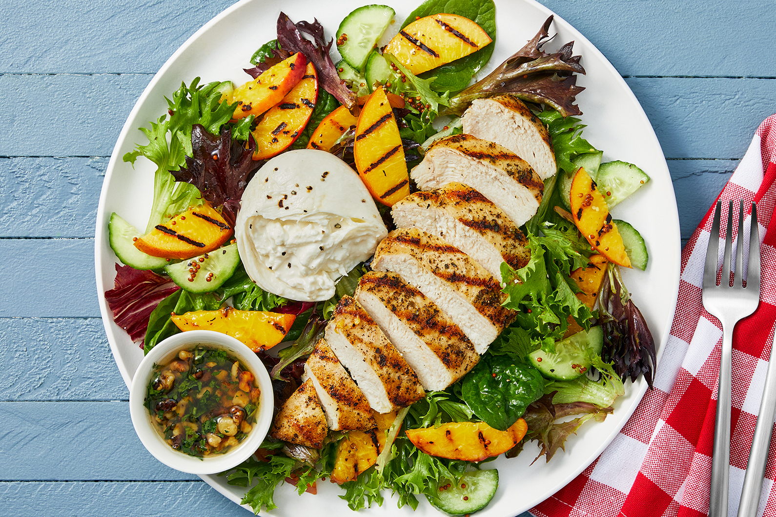 Poulet grillé avec salade de nectarines et burrata