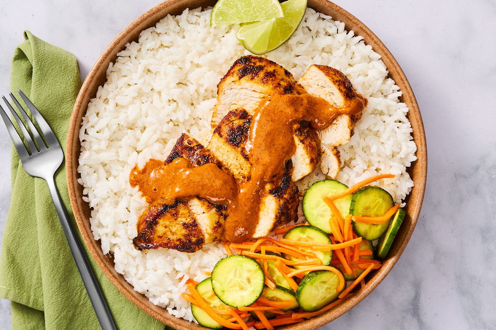 Satay de poulet au cari et aux arachides