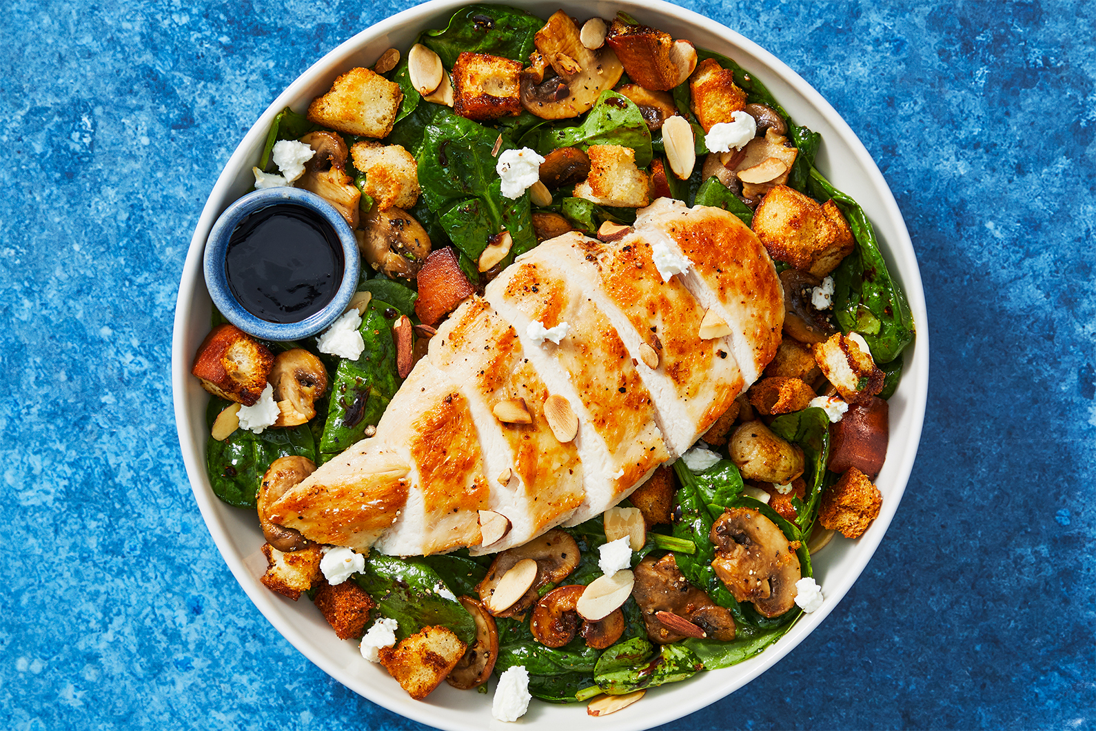 Salade au poulet rôti et aux champignons tièdes