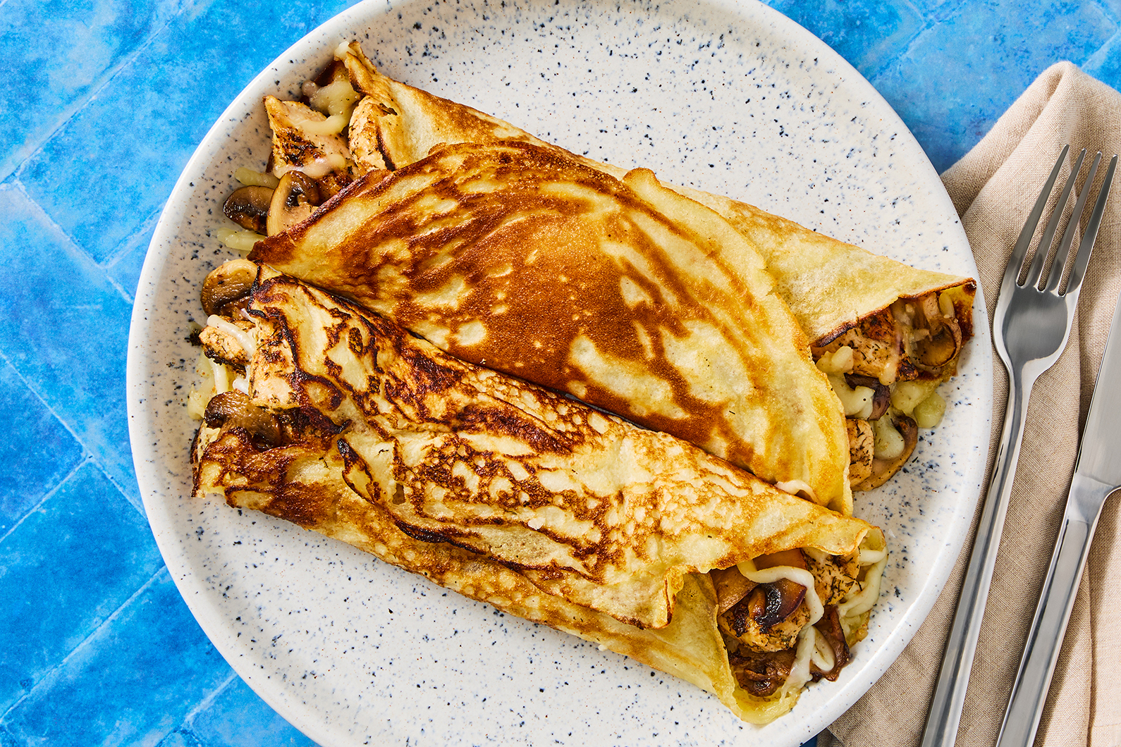Crêpes françaises au poulet et au fromage