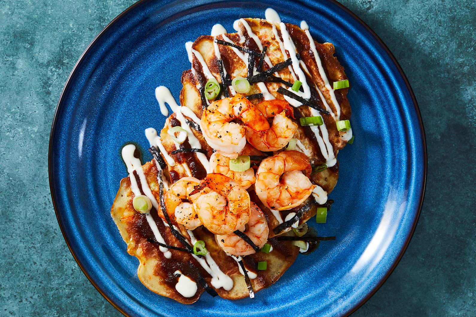Pancakes aux crevettes et aux légumes à la japonaise
