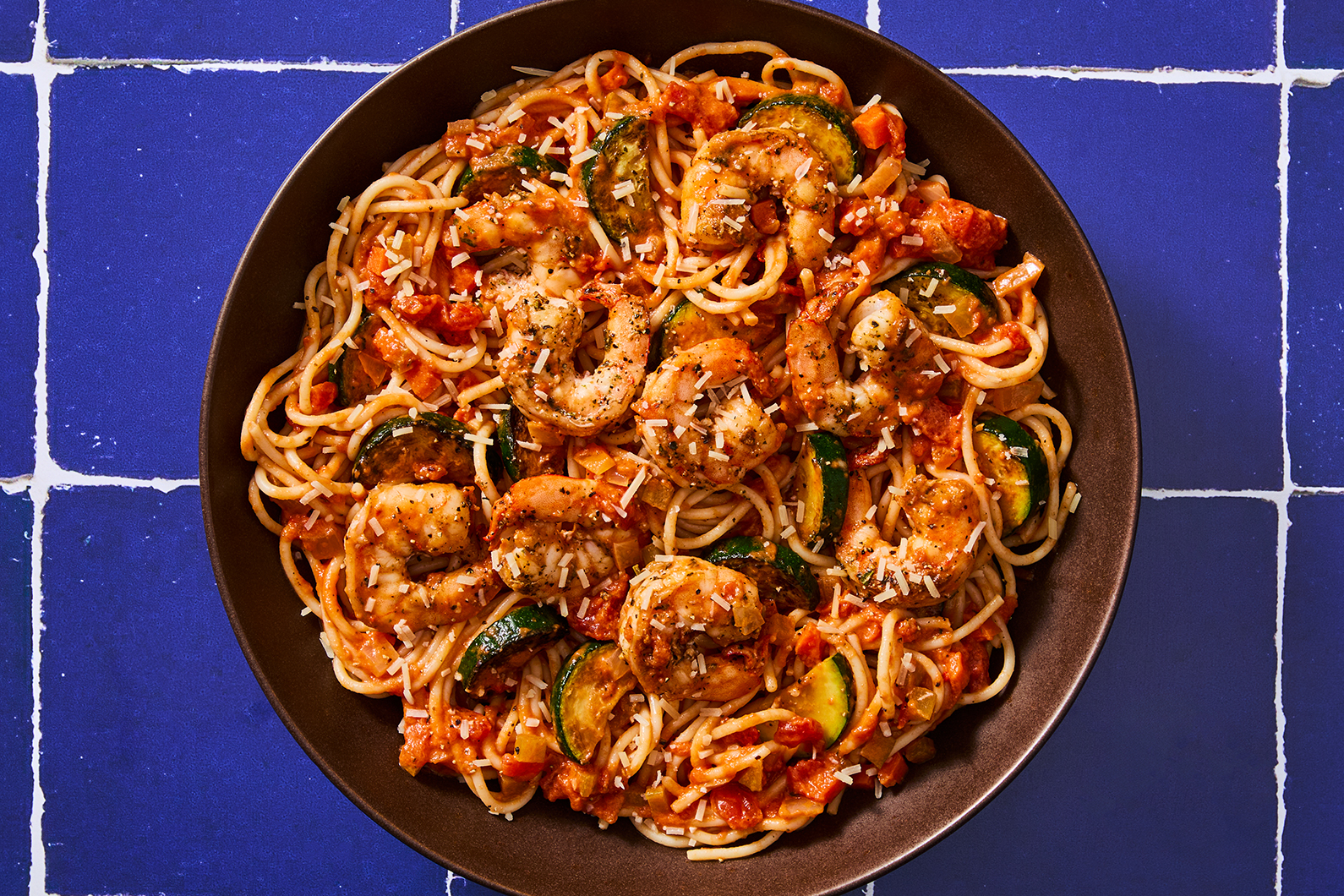 Crevettes et spaghettis en sauce rosée