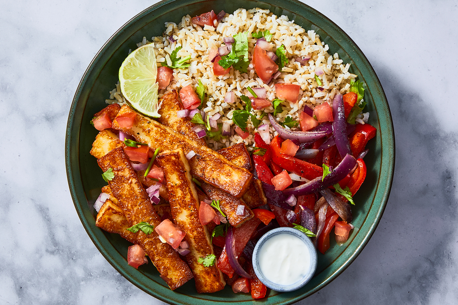 Bols style fajita au haloumi et au riz brun