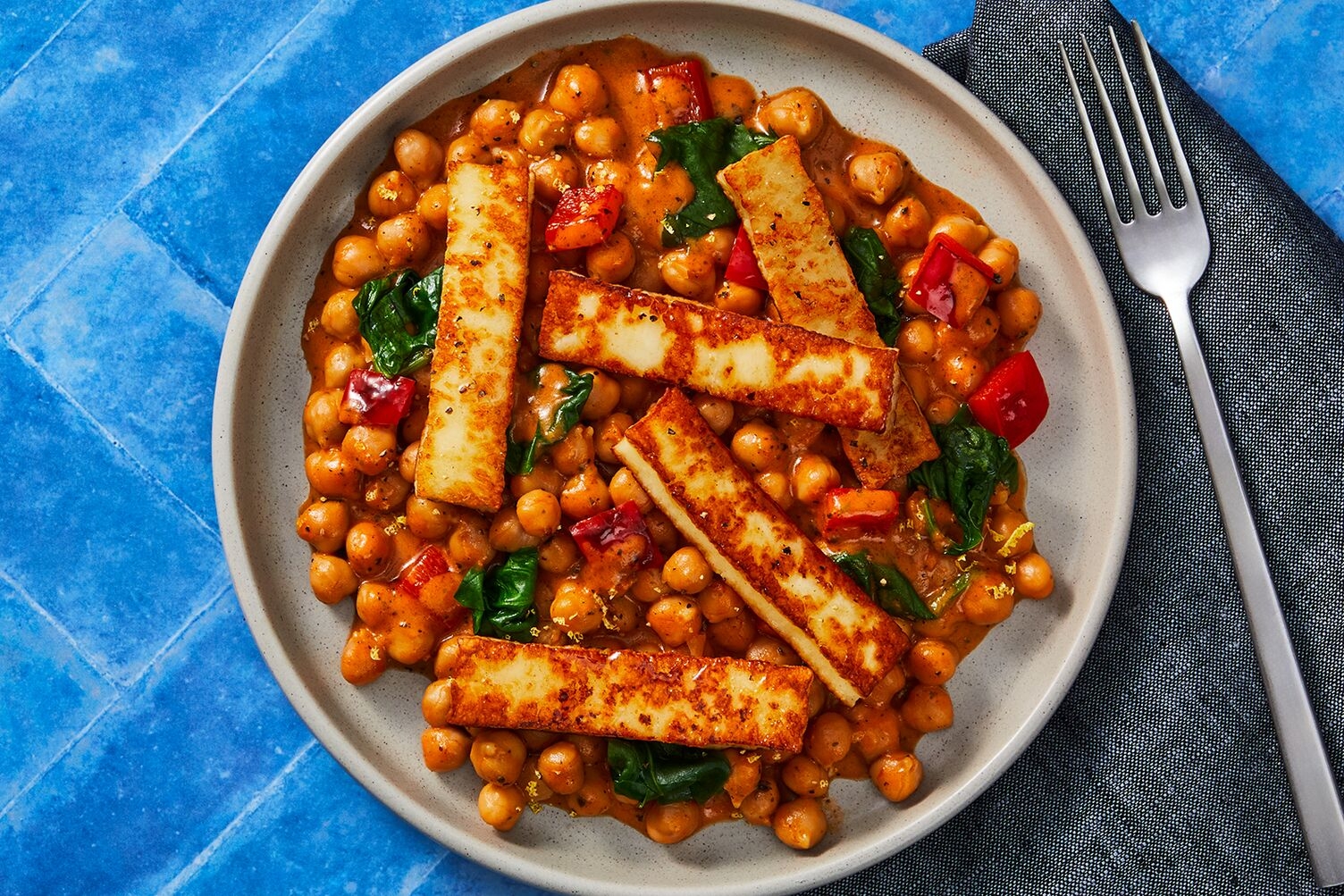 Haloumi poêlé et pois chiches en sauce aux tomates séchées