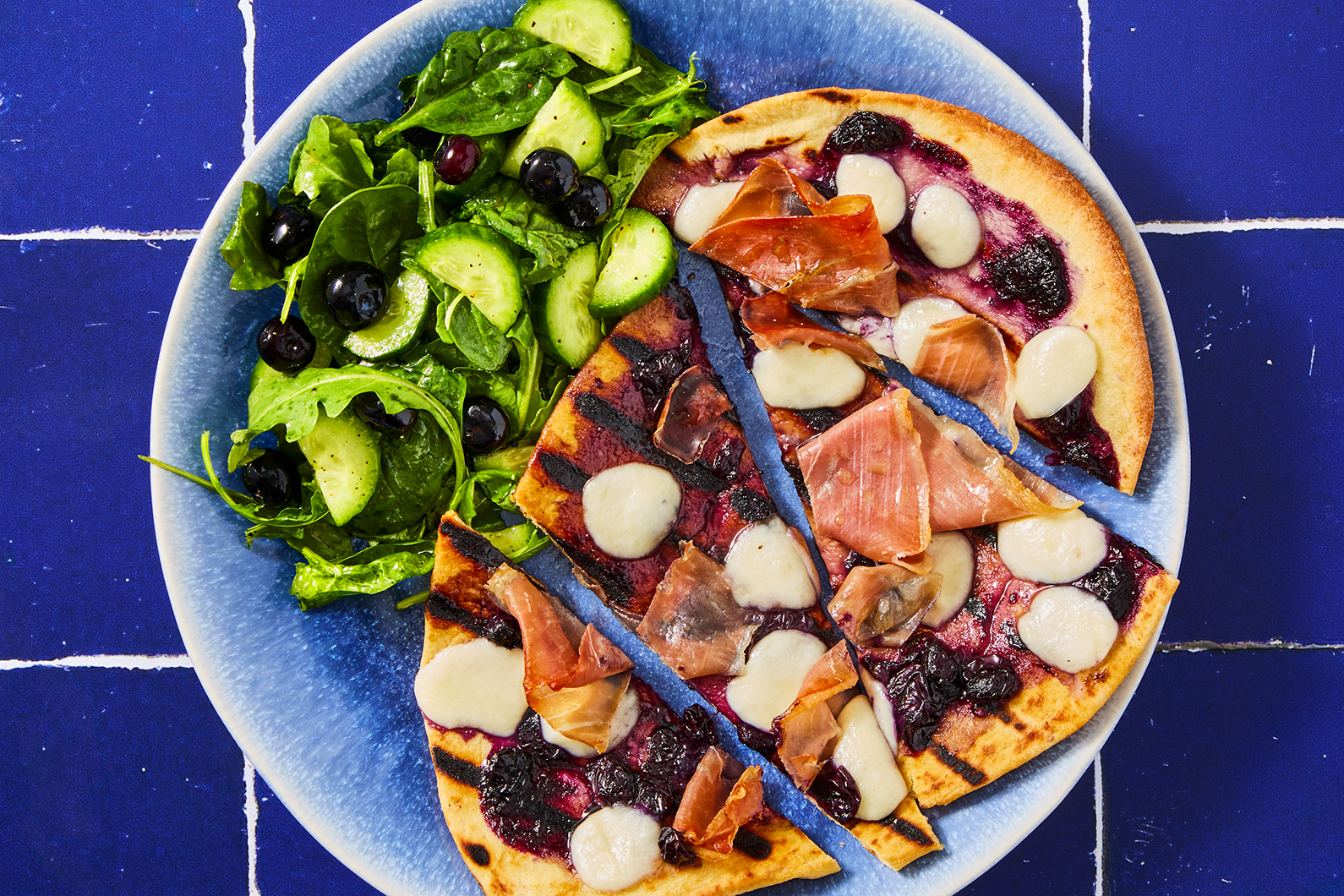 Pains plats grillés avec bocconcini, prosciutto et bleuets