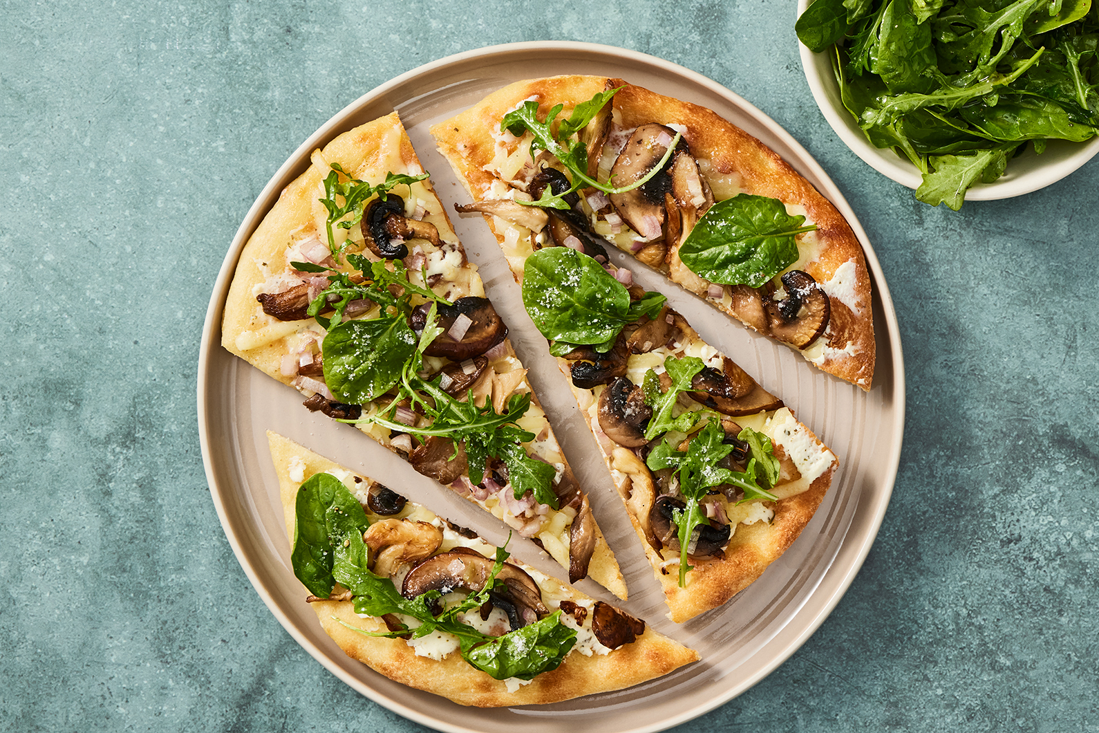 Pizza au mélange de champignons et au Boursin