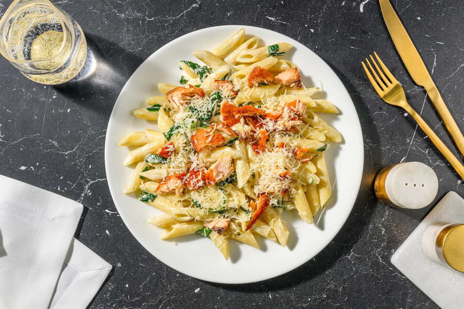 Pasta zalm met romige spinaziesaus