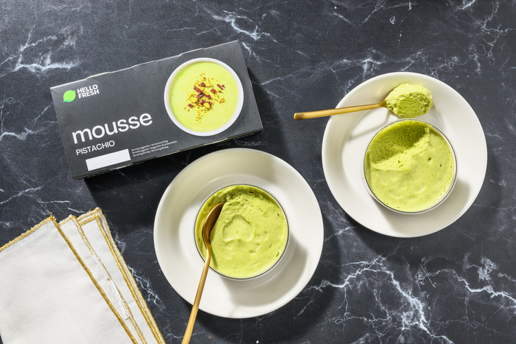 Mousses de pistacho sobre crujiente de chocolate negro