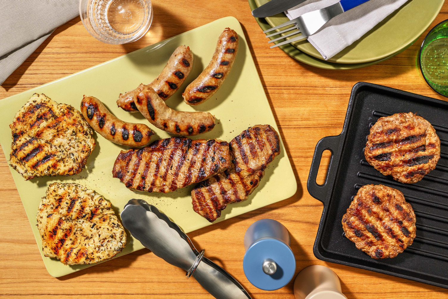 BBQ box met kipfilet, hamburgers, kipworstjes en steak