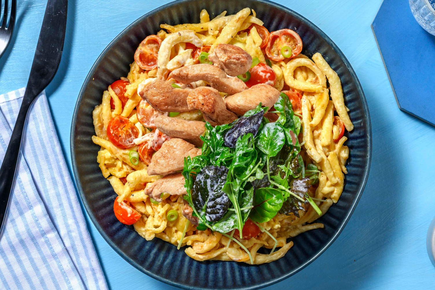 Spätzle-Pfanne mit Mozzarella und extra Hähnchen