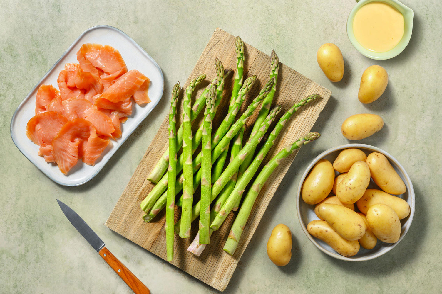 Grüner Spargel aus Deutschland mit Räucherlachs, Hollandaise und Kartoffeln