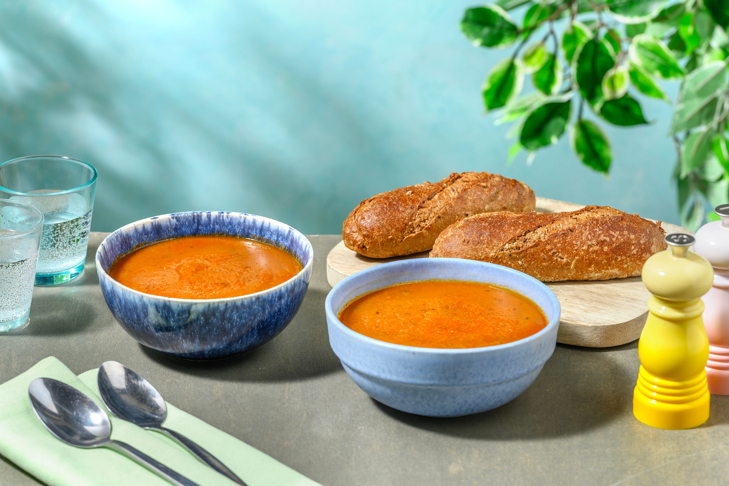 Verse tomatensoep met basilicum en woutkorn demi-baguette