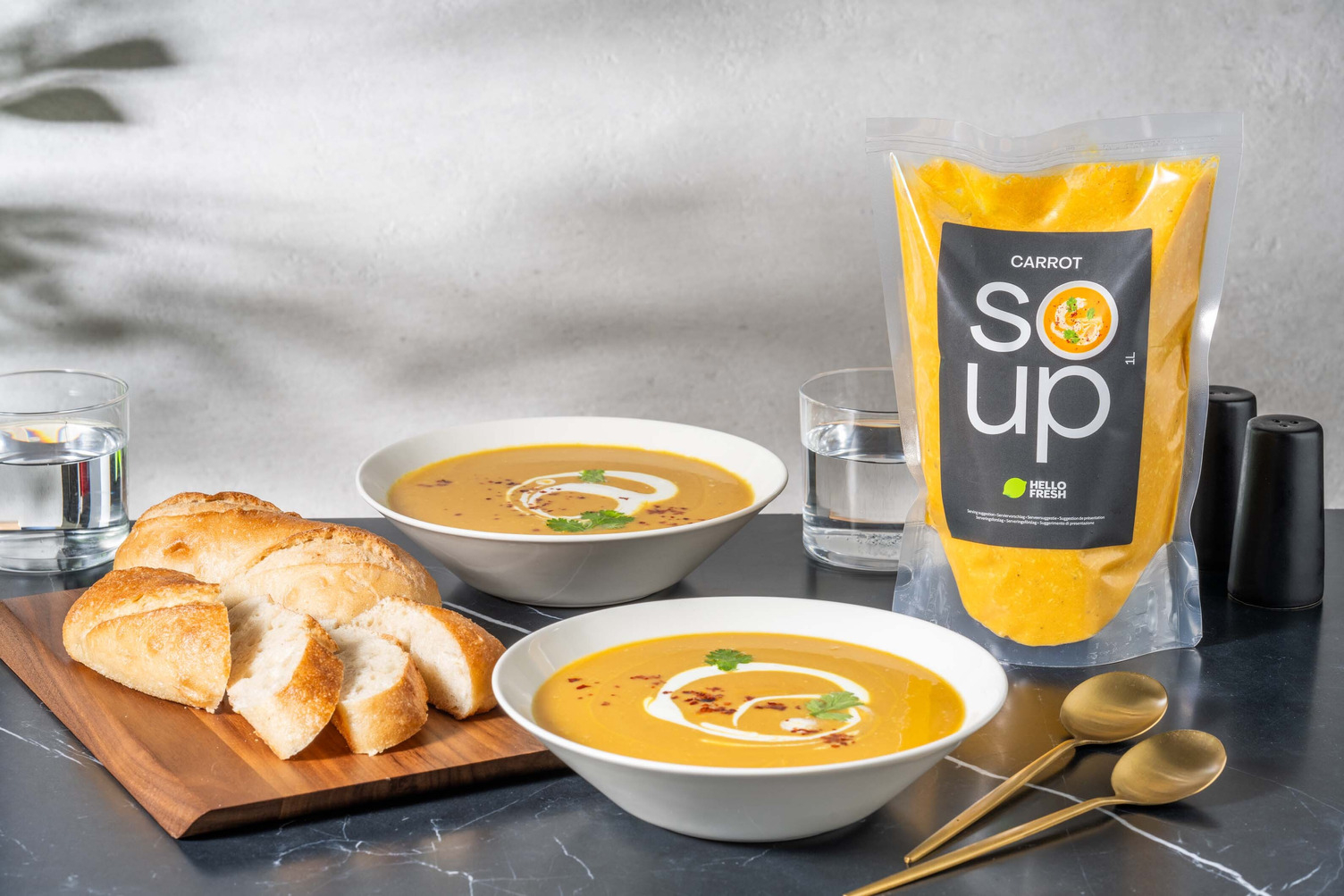 Verse kokos-wortelsoep met demi-baguette