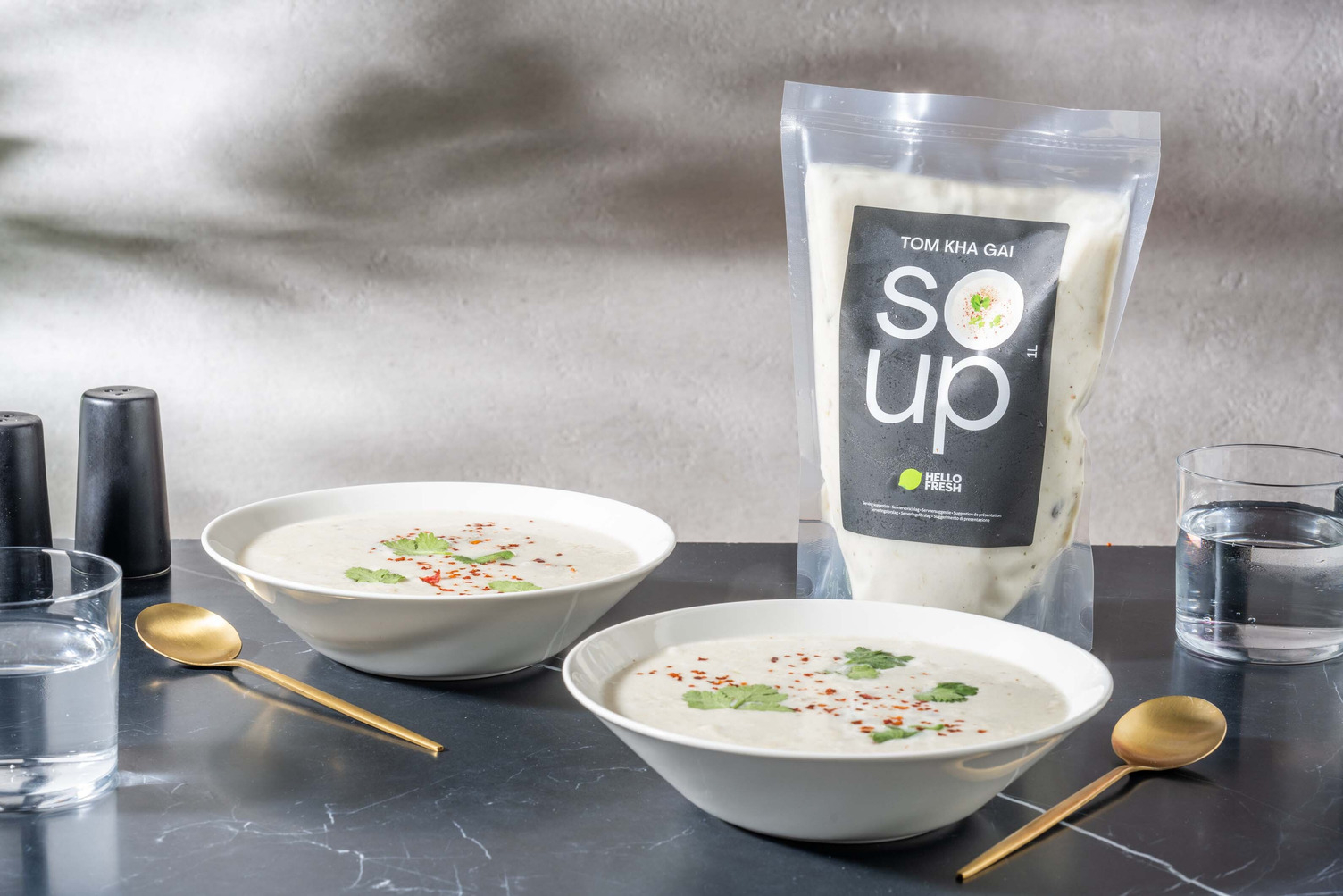 Färsk thaisoppa med kyckling och kokosmjölk