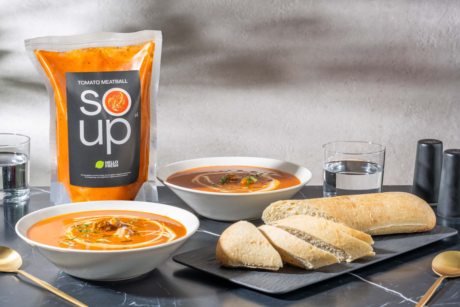 Soupe de tomate aux boulettes de bœuf et porc et demi-baguette woutkorn