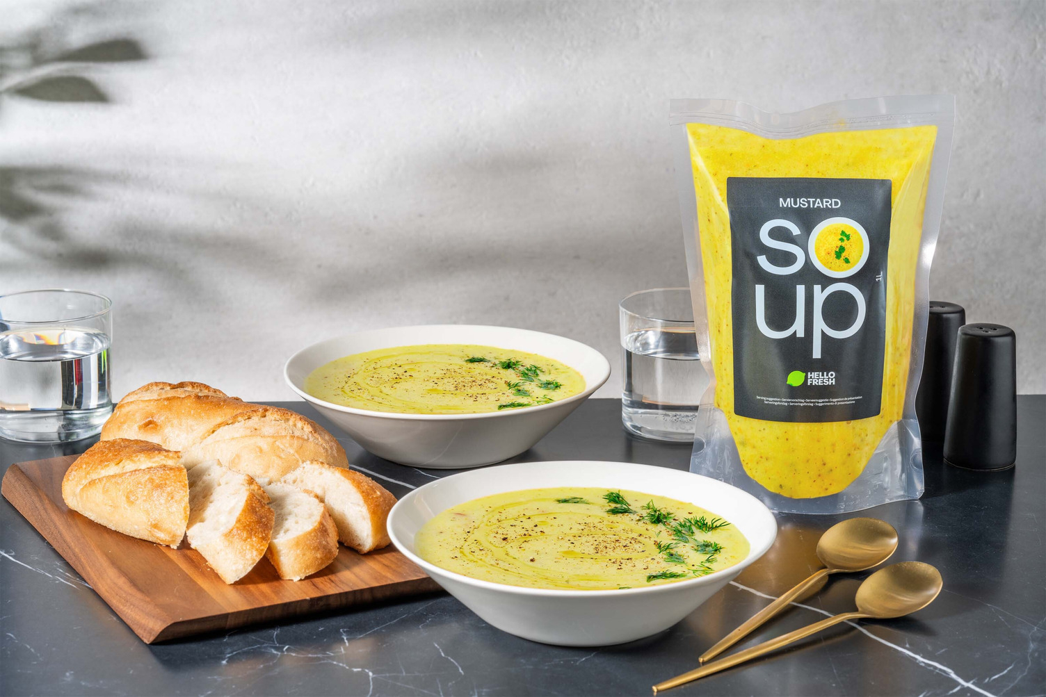 Soupe fraîche à la moutarde et au bacon et demi baguette