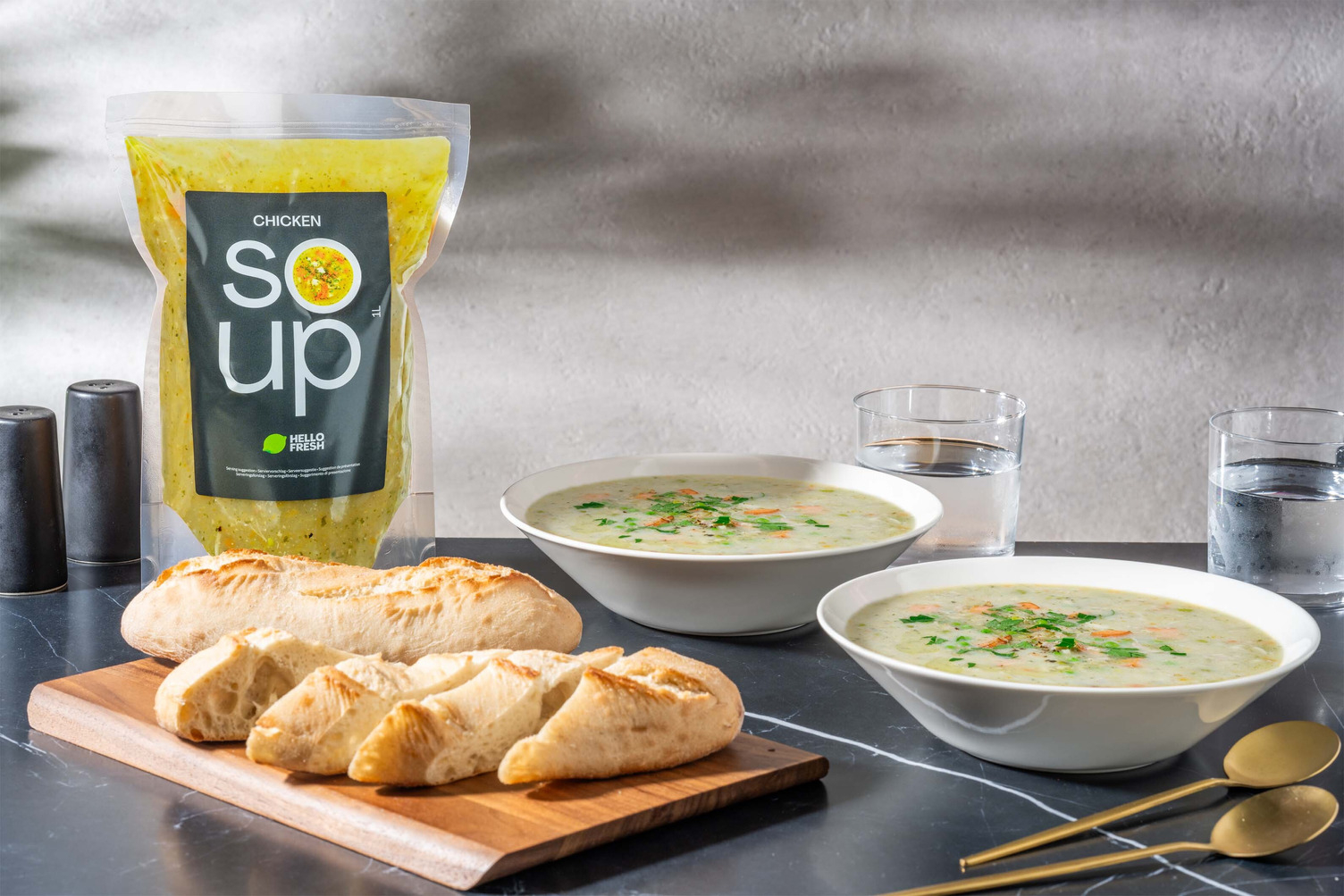 Verse gevulde kippensoep en demi-baguette