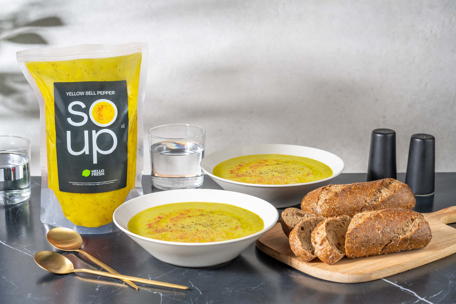 Verse gele-paprikasoep met demi-baguette